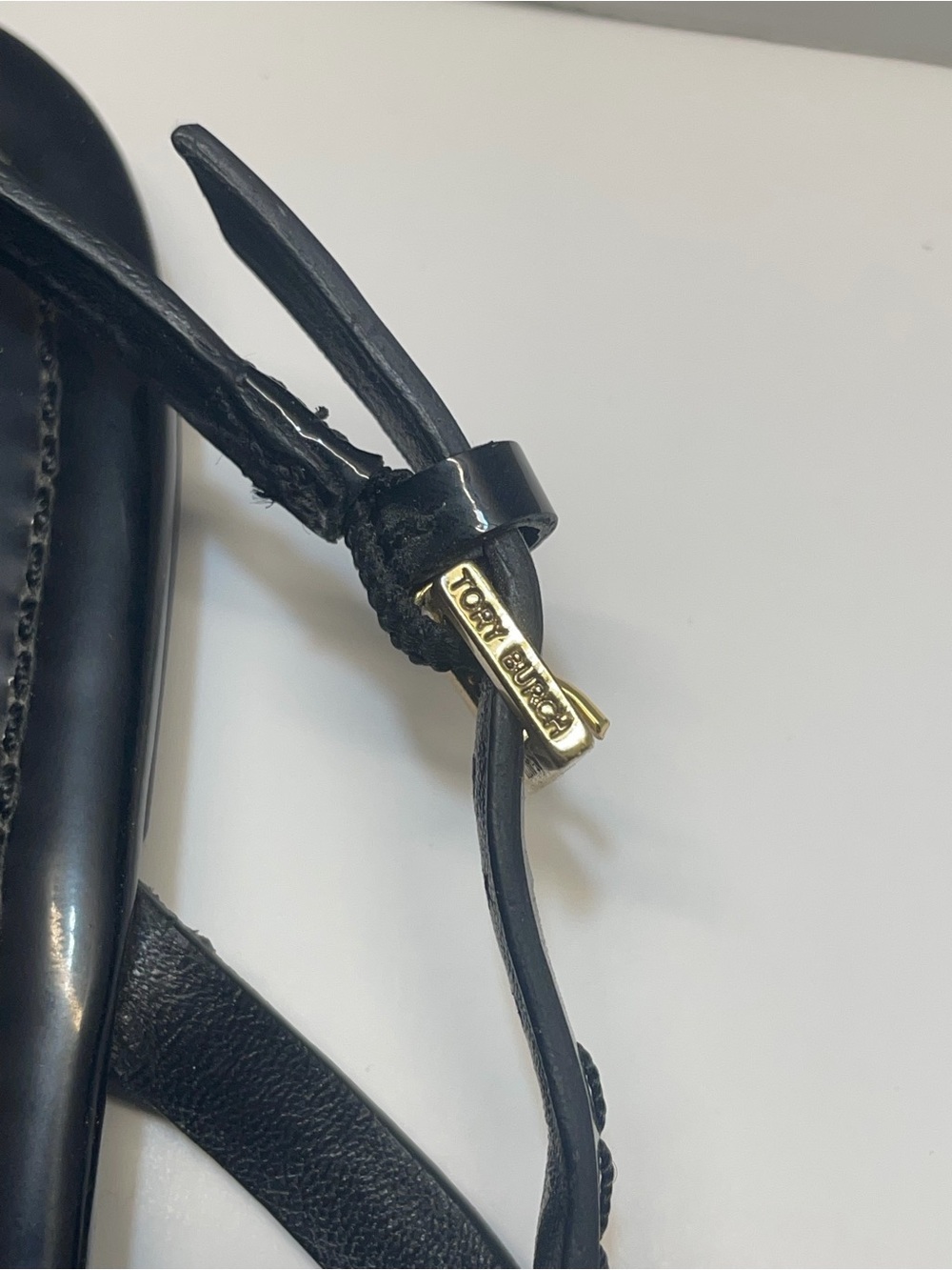 Tory Burch Sandals Dillan Black Leather Thong Gold Hardware Women Size 8 1/2 - Picture 3 of 4